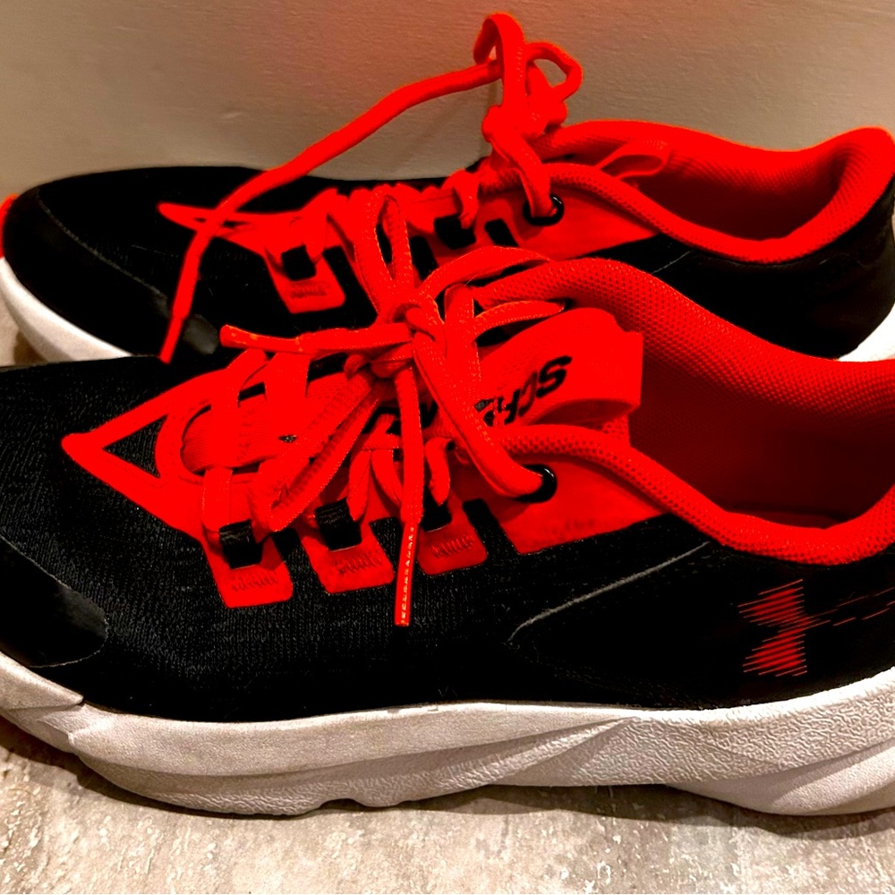 Under Armour Boys Size 5.5 Sneakers $15